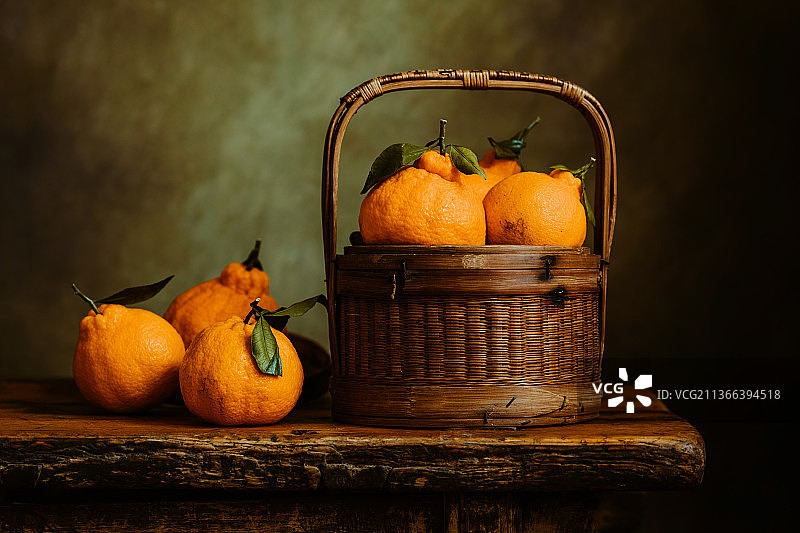 桌子上的一篮丑橘图片素材