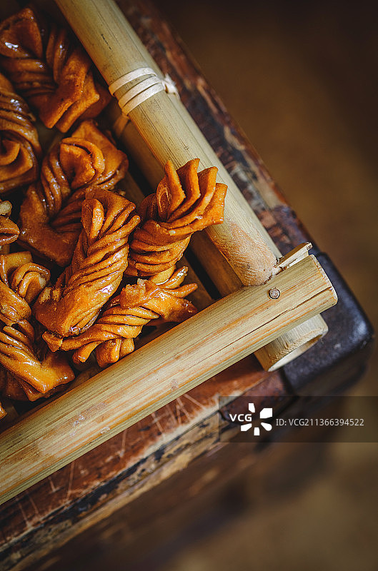 竹边框里的老式麻花图片素材