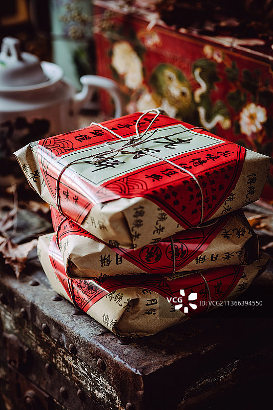 三盒中秋节老式月饼图片素材