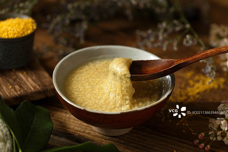 一碗浓稠的小米粥图片素材