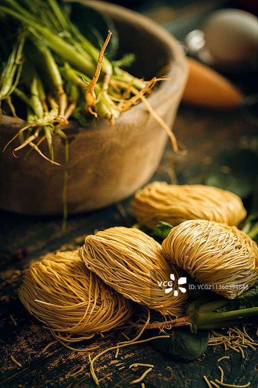 竹升面和容器里的菠菜图片素材
