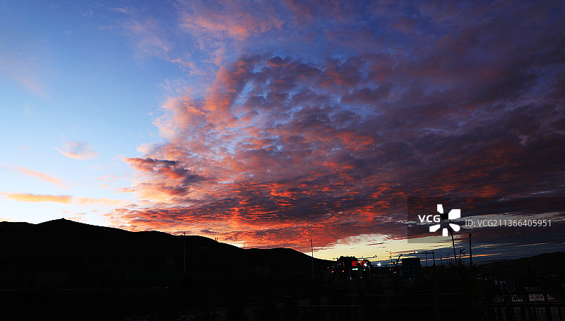 甘肃省天祝县乌鞘岭·朝霞图片素材