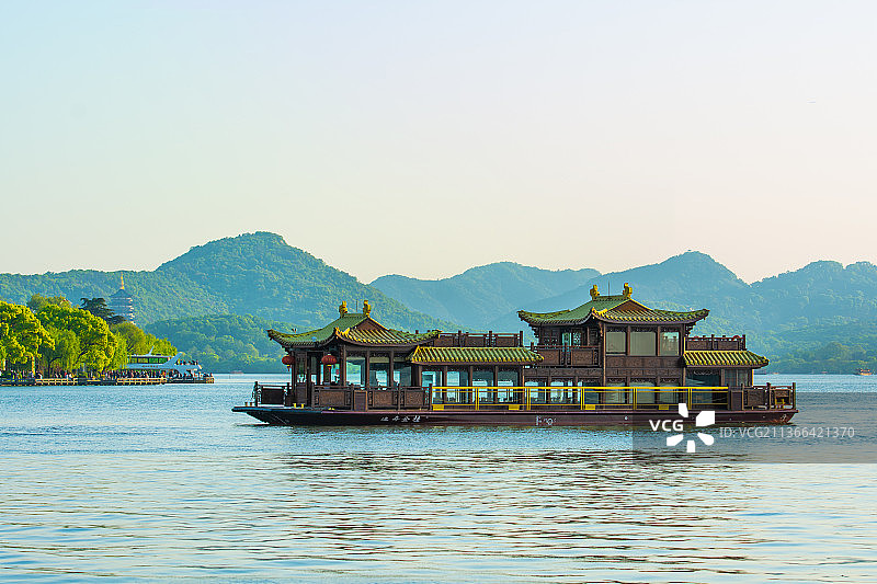 杭州西湖风光 西湖旅游 传统中式游船 复古古典建筑画舫 仿古观光船图片素材