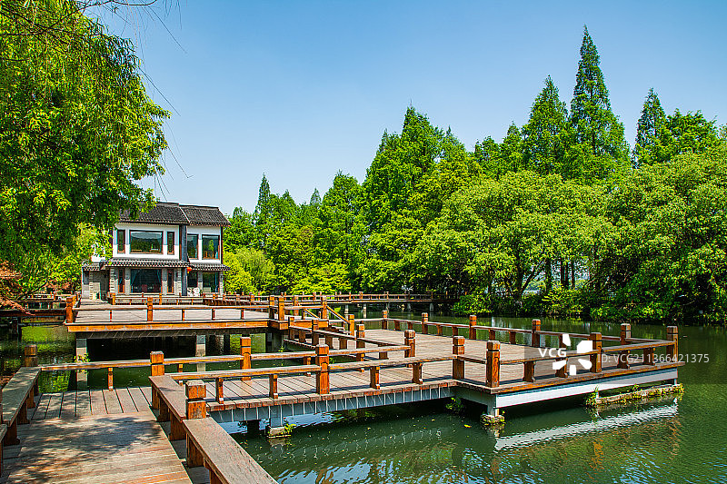 杭州西湖畔建筑风光 中式仿古传统风格酒楼红栎山庄 江南园林建筑景观 木质亲水平台 栈道图片素材