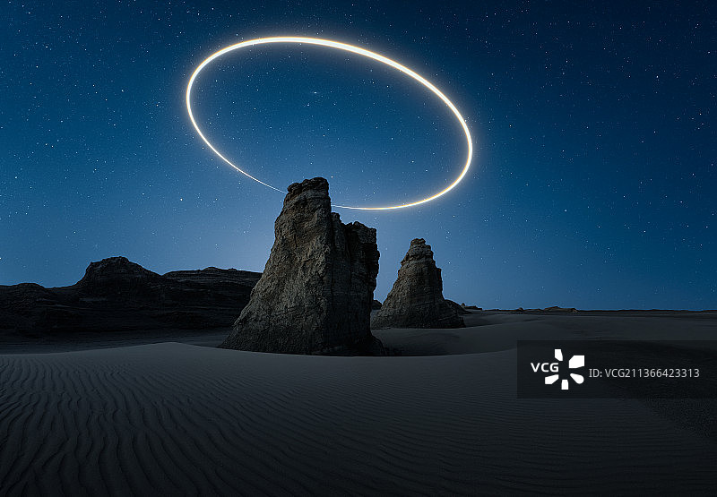 沙漠雅丹上空的神秘光环图片素材