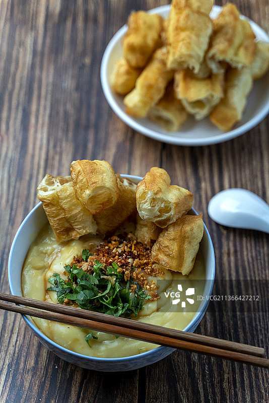 云南美食早餐稀豆粉油条图片素材