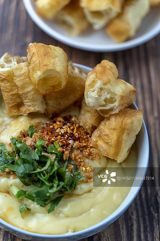 云南美食早餐稀豆粉油条图片素材