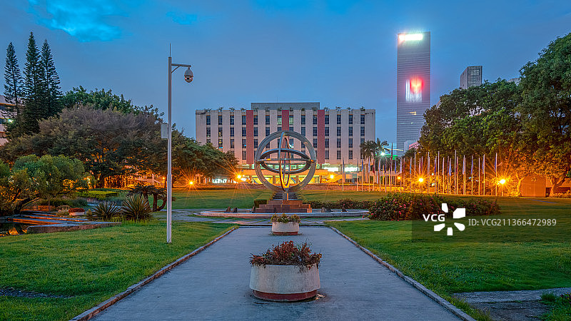 中国深圳大学城市夜景和道路路面图片素材