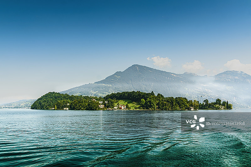 蓝天远山和湖心小岛图片素材
