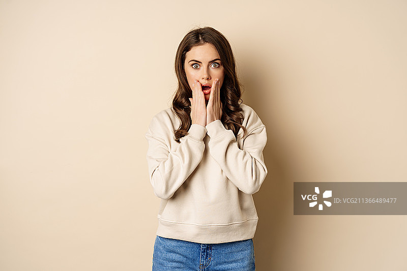 惊讶的棕发女子画像，张口结舌，倒吸一口凉气图片素材