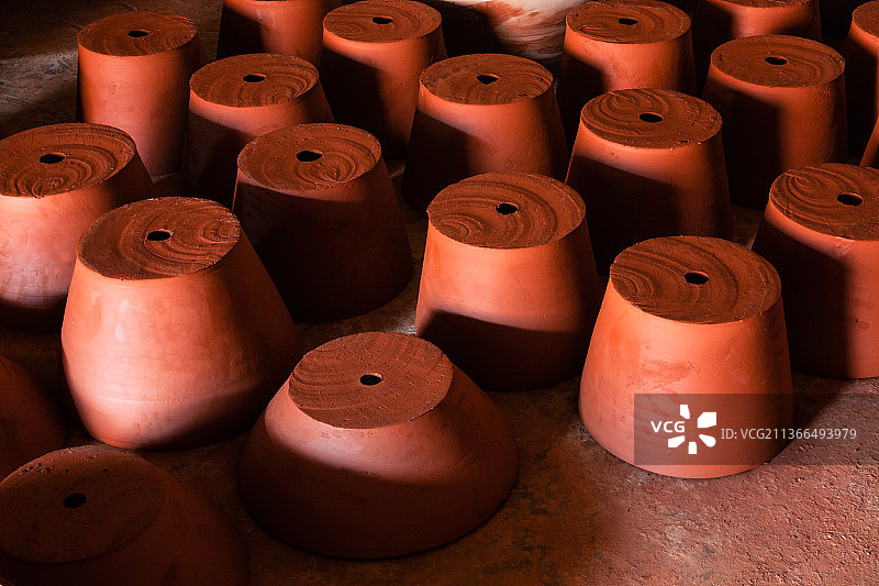 放在地板上的土陶花盆图片素材