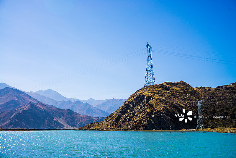 拉萨河上的半石山图片素材