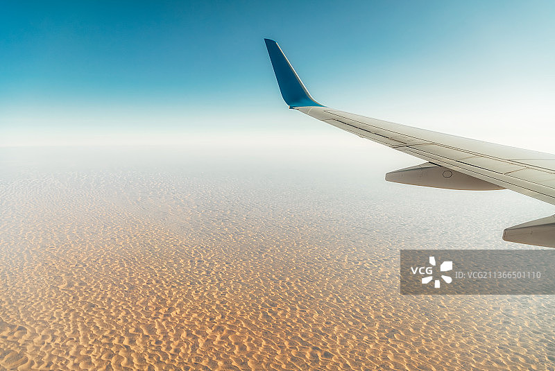高空民航飞机舷窗外新疆塔克拉玛干戈壁沙漠风光航拍视角图片素材