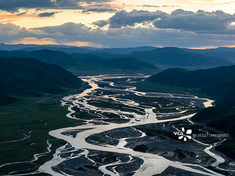 青海果洛州达日县黄河谷地图片素材