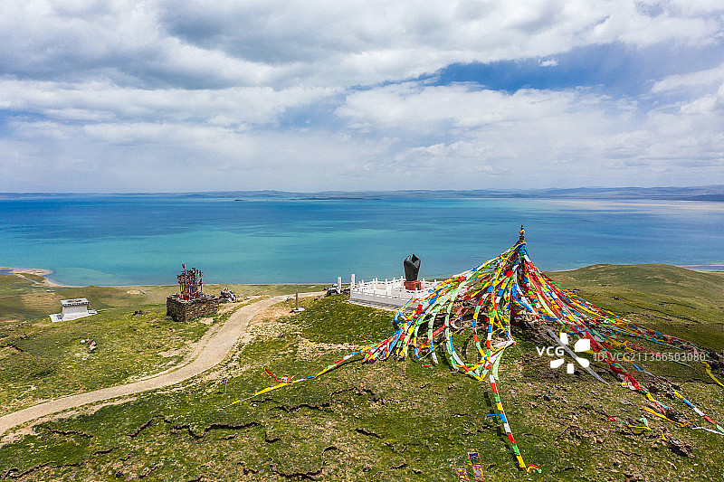 青海鄂陵湖与牛头碑图片素材
