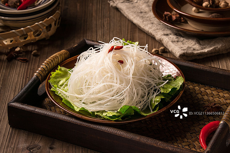 木质背景肉类蔬菜中式炒菜图片素材