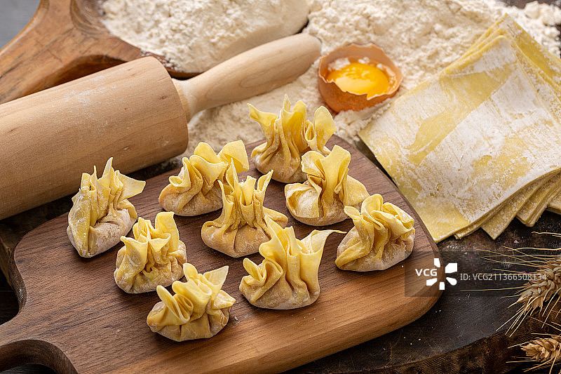 手工包好的馄饨图片素材