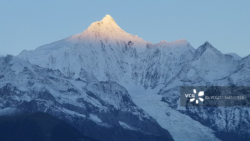 梅里雪山卡瓦格博峰-日照金山伊始图片素材