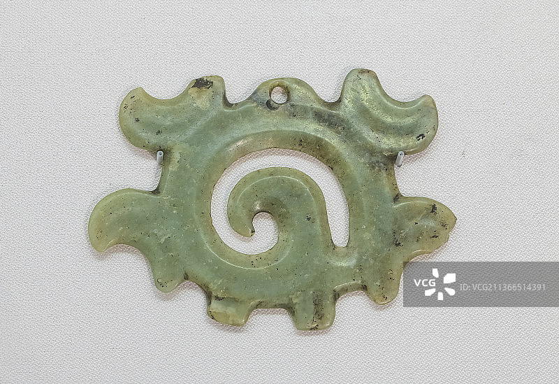 玉钩云形器_红山文化_赤峰博物馆_红山良渚文化展图片素材