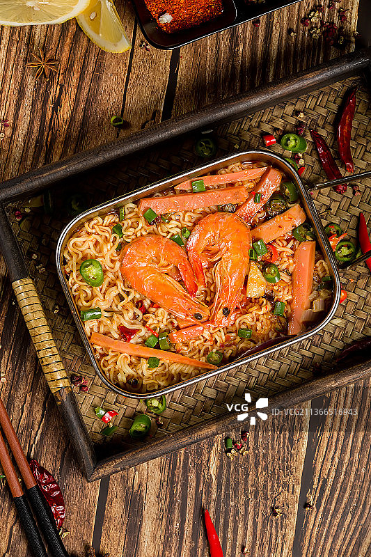 铁饭盒泡面，两只虾心型图片素材