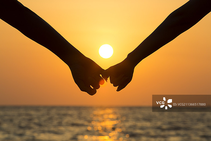 浪漫的情侣在海边手牵手图片素材