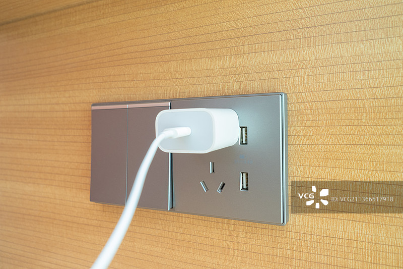 中国卧室的床头柜上方的插座面板和电灯开关图片素材