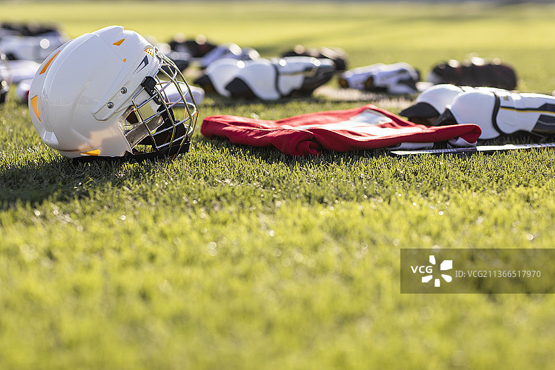 草地上的运动装备图片素材