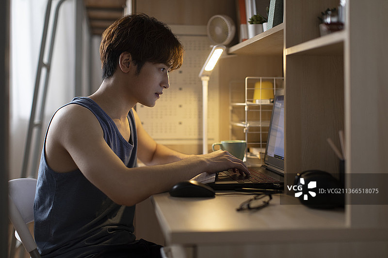 年轻大学生在宿舍学习图片素材