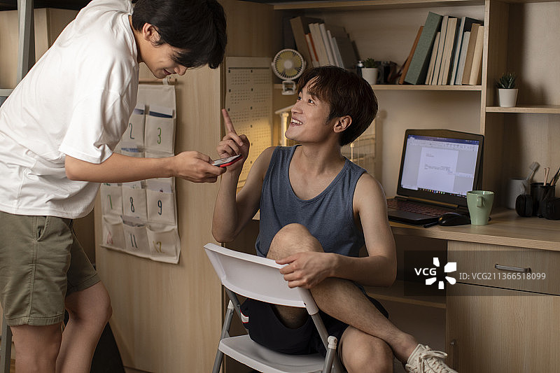 年轻大学生在宿舍聊天图片素材