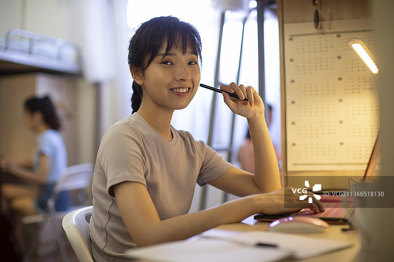 年轻大学生在宿舍学习图片素材