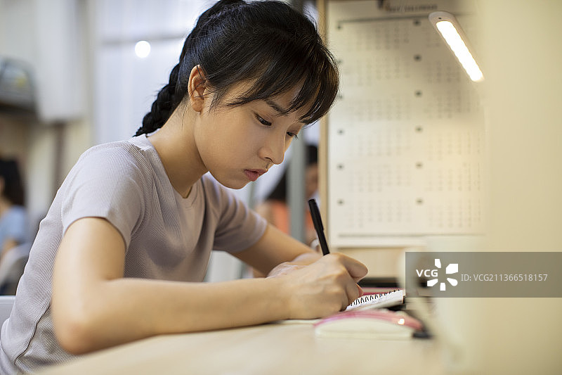 年轻大学生在宿舍学习图片素材