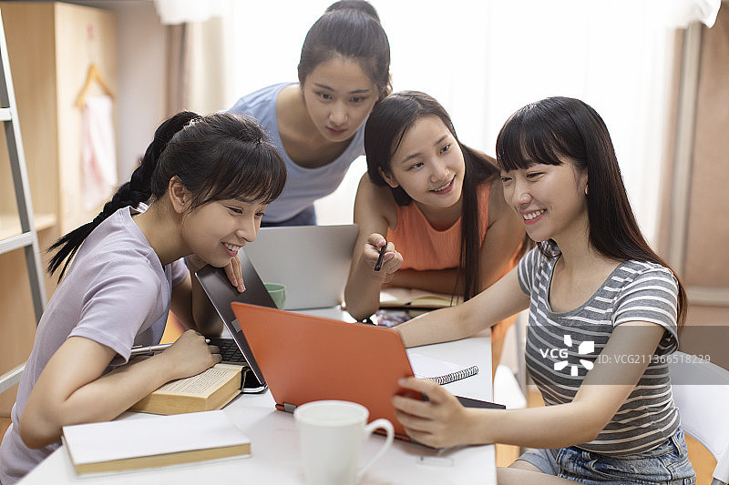 年轻大学生在宿舍学习图片素材