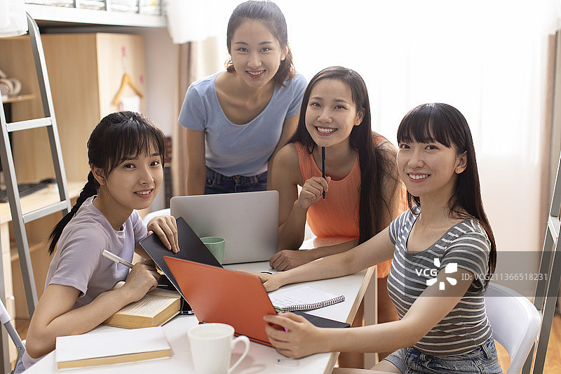 年轻大学生在宿舍学习图片素材