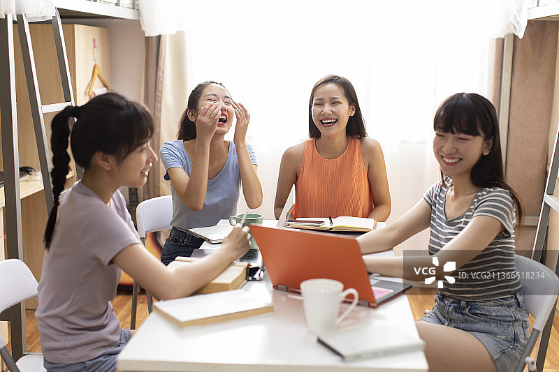 年轻大学生在宿舍学习图片素材