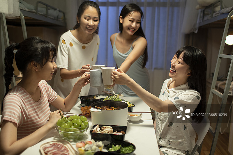 年轻大学生在宿舍吃火锅图片素材
