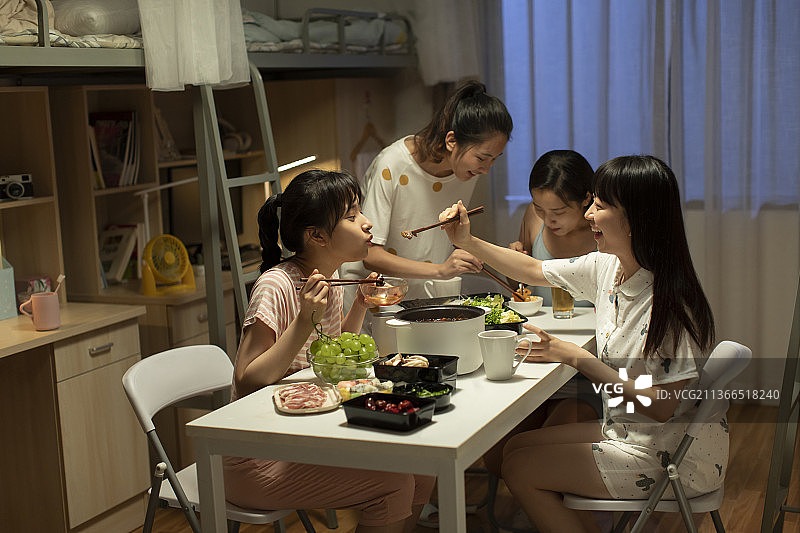 年轻大学生在宿舍吃火锅图片素材