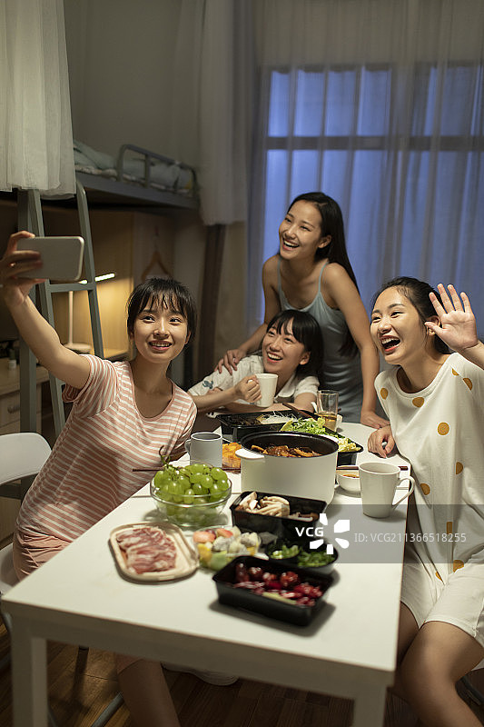 年轻大学生在宿舍吃火锅图片素材