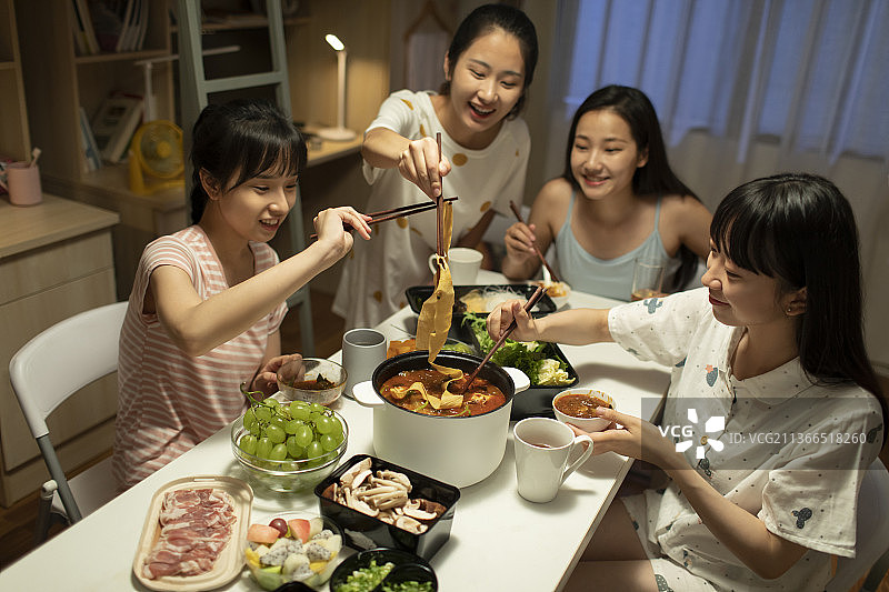 年轻大学生在宿舍吃火锅图片素材