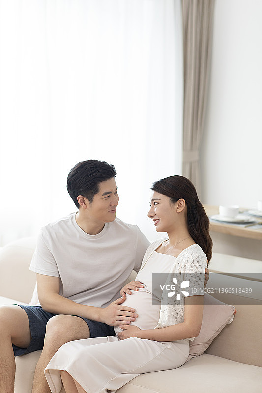 年轻夫妇期待新生儿图片素材