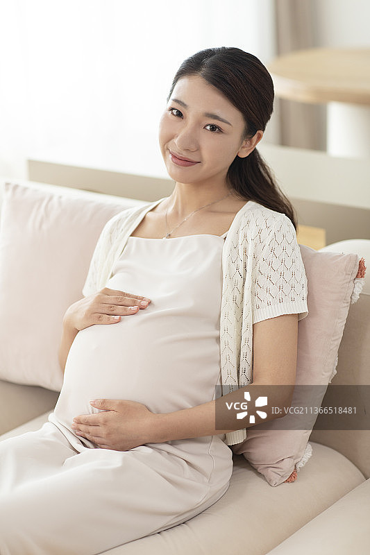 年轻孕妇期待新生儿图片素材