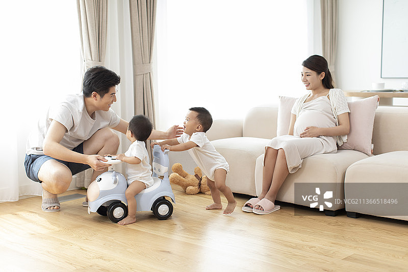 年轻家庭即将迎来三胎宝宝图片素材