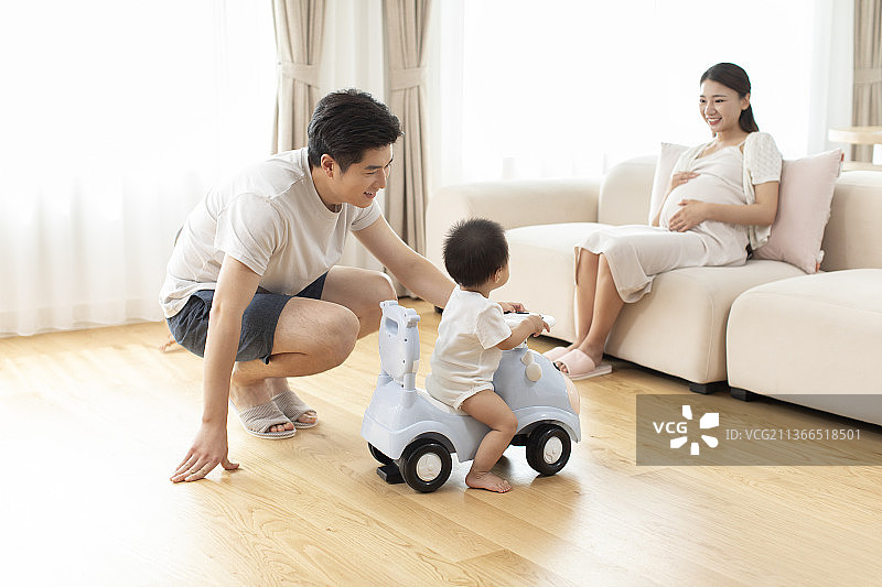 年轻家庭即将迎来二胎宝宝图片素材