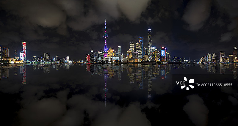 上海地标陆家嘴黄浦江夜景全景图片素材
