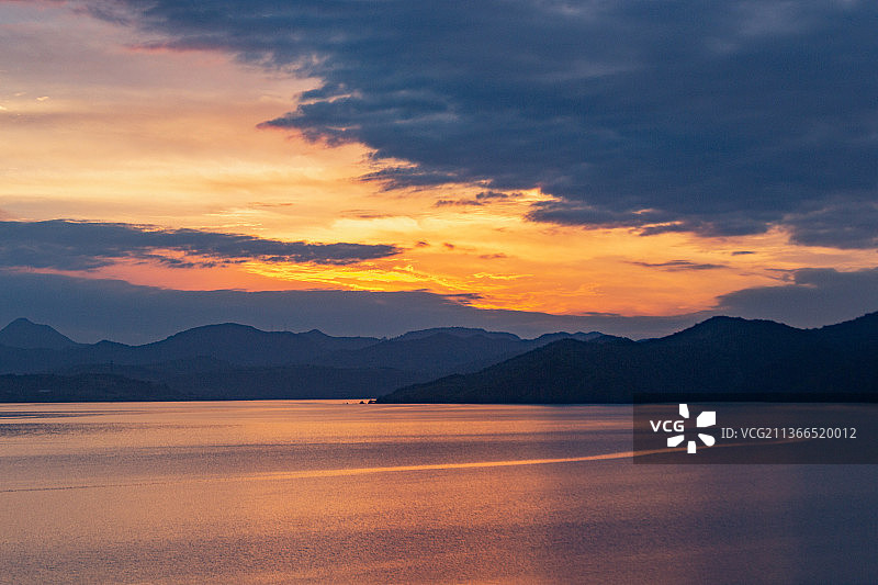 日落时海景映衬着戏剧性的天空图片素材