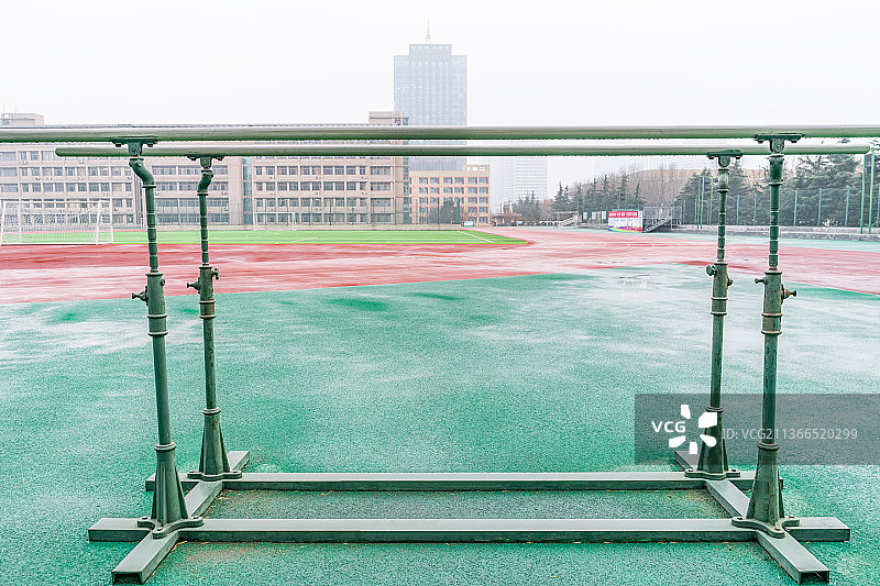 中国学校里的双杠图片素材