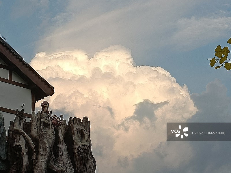 一朵在发光的云图片素材