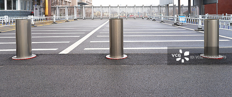 中国城市的校园门口，防止车辆进出的不锈钢升降柱图片素材