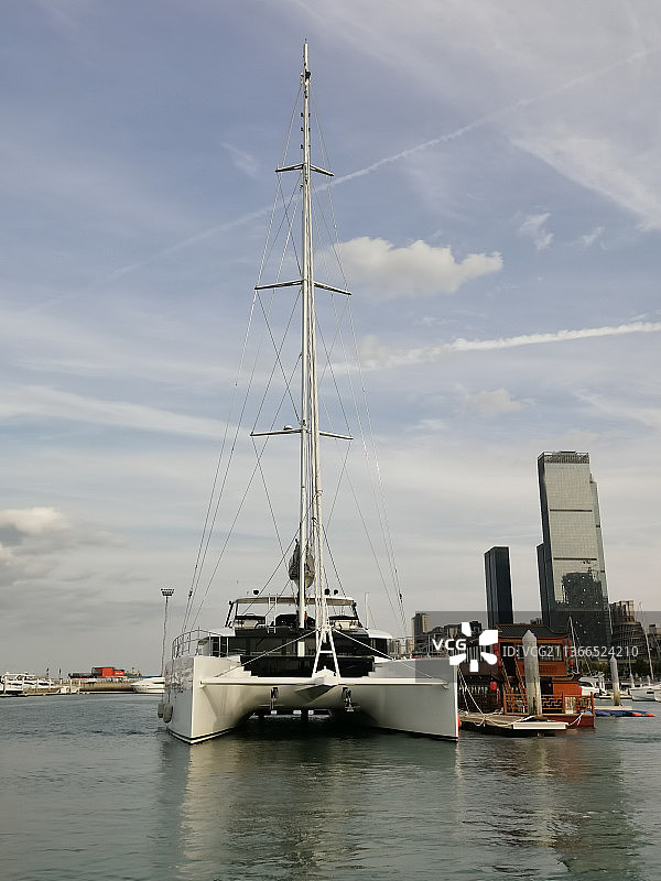 大连东港码头停泊的双体游艇图片素材