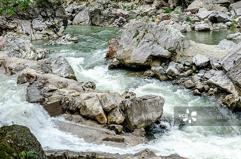 高视角拍摄中国贵州省贵阳市南江大峡谷的河流图片素材
