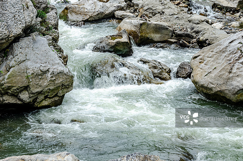 高视角拍摄中国贵州省贵阳市南江大峡谷的河流图片素材